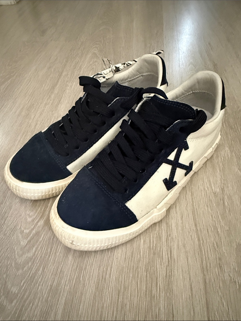 Off white Women’s Two-Tone Navy and White Low-Top Sneakers